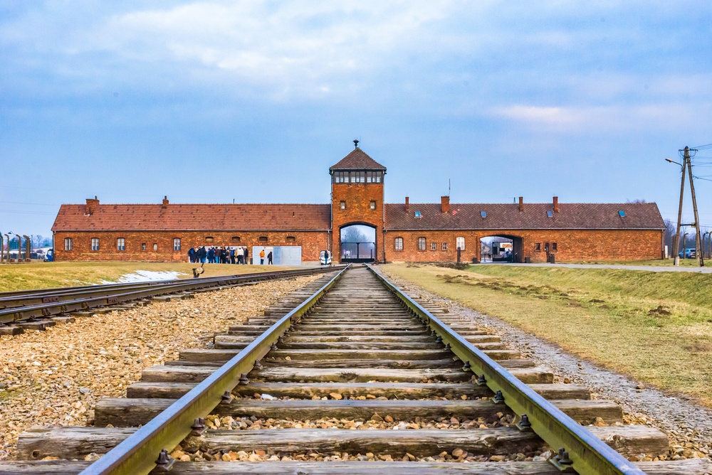 Severdigheter i Krakow: 18 ting å se og gjøre 14 Porthuset og jernbanesporet i Auschwitz-Birkenau sett fra innsiden av leiren