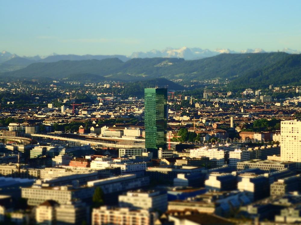 Prime Tower i Zürich West ved soloppgang med Alpene i bakgrunnen