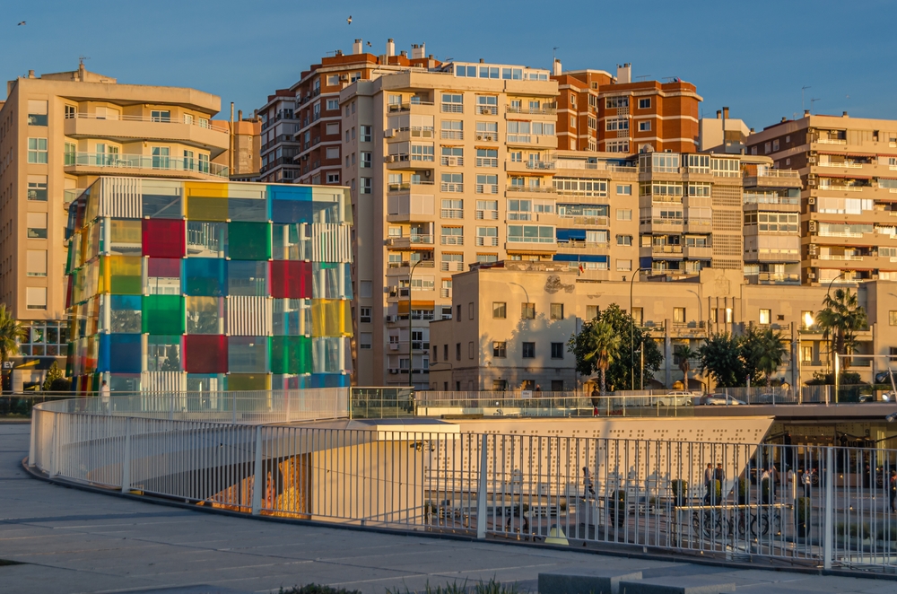 Severdigheter i Malaga og Costa del Sol: de 18 beste tingene å se og gjøre 8 Promenaden på Muelle Uno i Malaga med glasskuben El Cubo fra Centre Pompidou i bakgrunnen