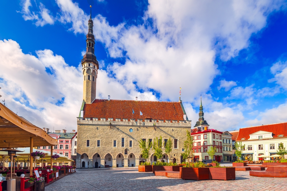 Raekoja plats og det gamle rådhuset i gamlebyen i Tallinn