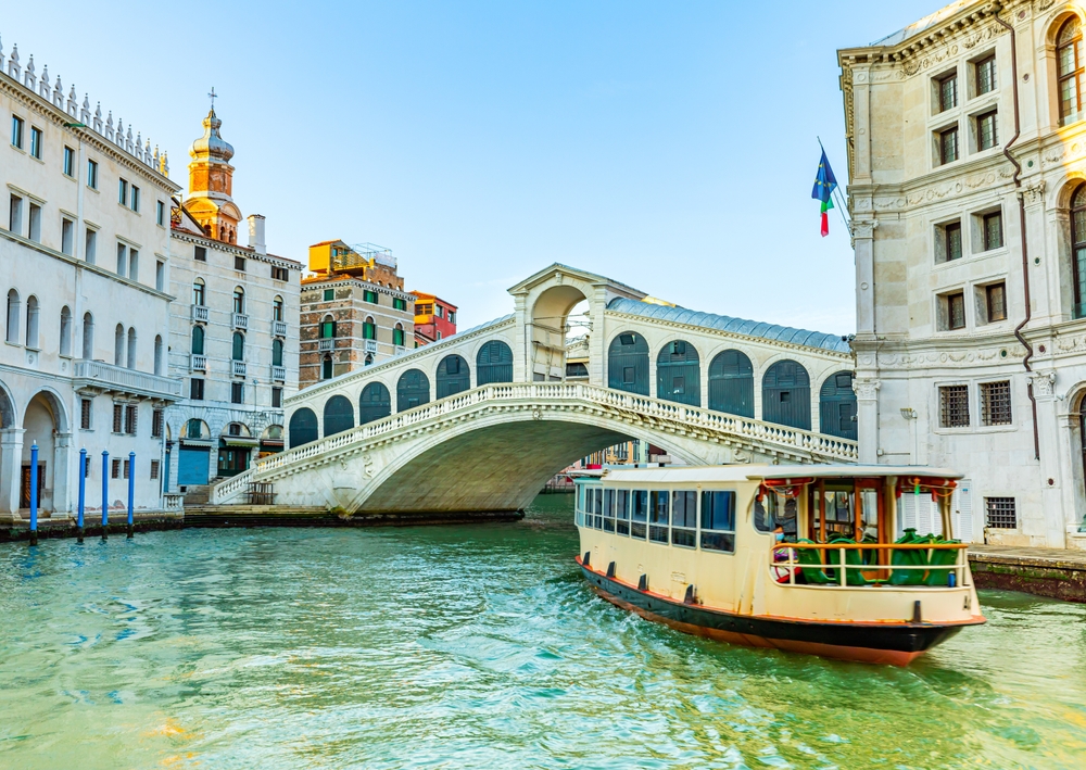 Rialtobroen og en vaporetto i Venezia