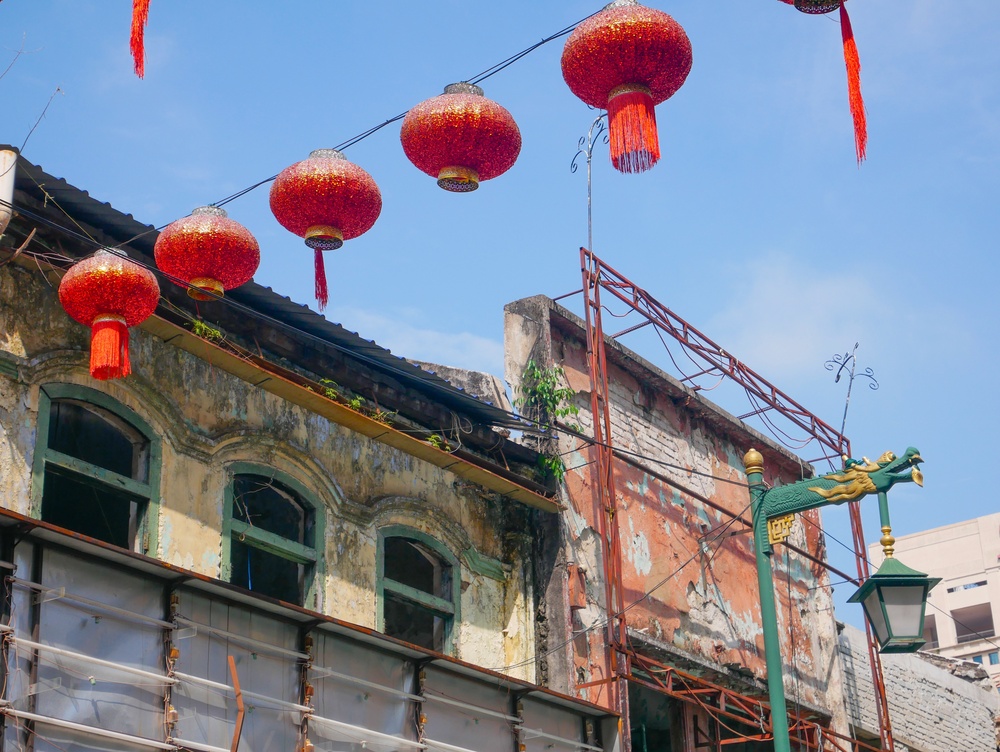 Røde lykter over Petaling Street i Chinatown i Kuala Lumpur