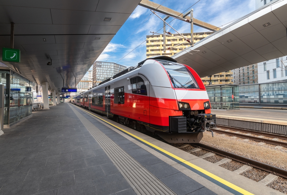 Rødt tog ved en perrong i Wien