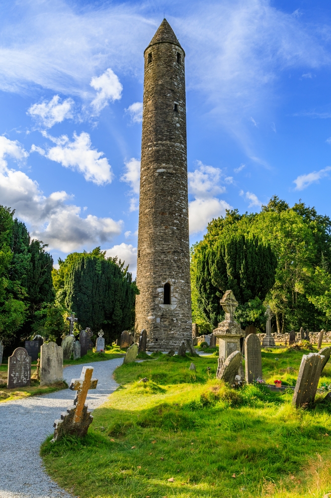 Rundtårnet og gravplassen ved klosteret i Glendalough