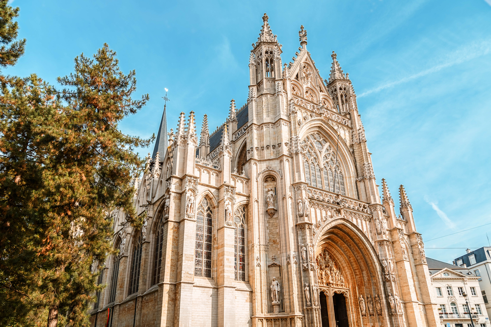 Hvor bør man bo i Brussel? De 6 beste områdene & gode hoteller 4 Kirken Notre-Dame du Sablon i Sablon i Brussel