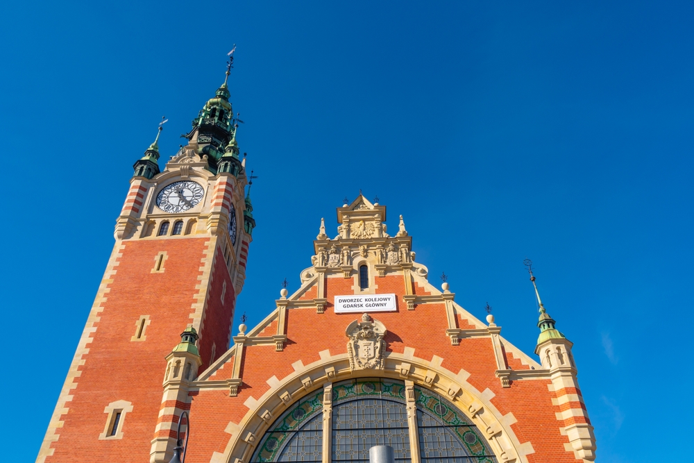 Fra Gdansk lufthavn til sentrum - transportguide 2 Sentralstasjonen Gdańsk Główny med klokketårnet i Gdansk