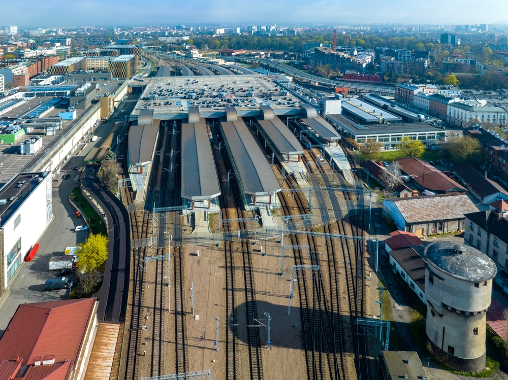 Sentralstasjonen Kraków Główny i Krakow med de overbygde plattformene