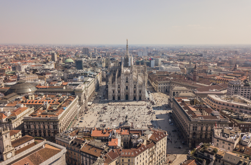 Flybilde av Milanos domkirke, Galleria Vittorio Emanuele II og Piazza del Duomo