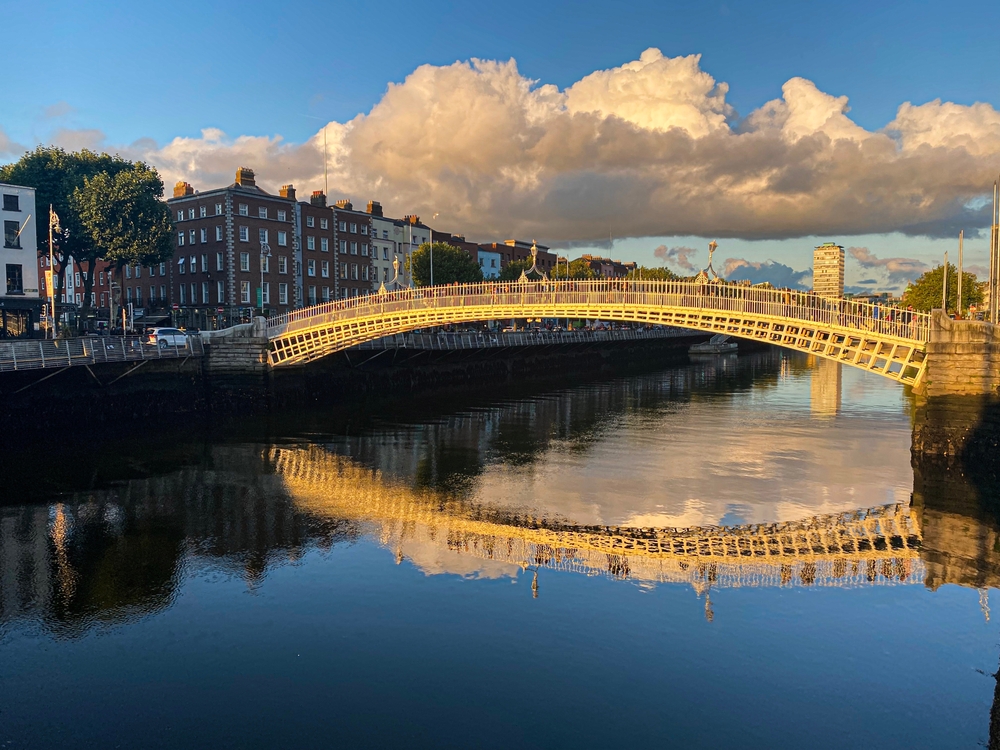 Ha'penny Bridge over elven Liffey i Dublin ved solnedgang