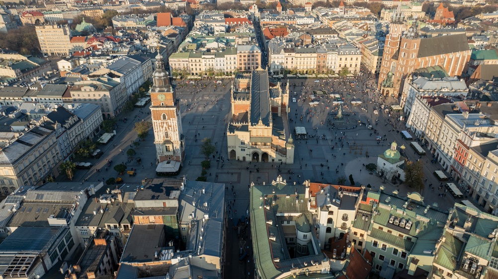 Flyfoto av Rynek Główny i Krakow med tøyhallen Sukiennice og Mariakirken