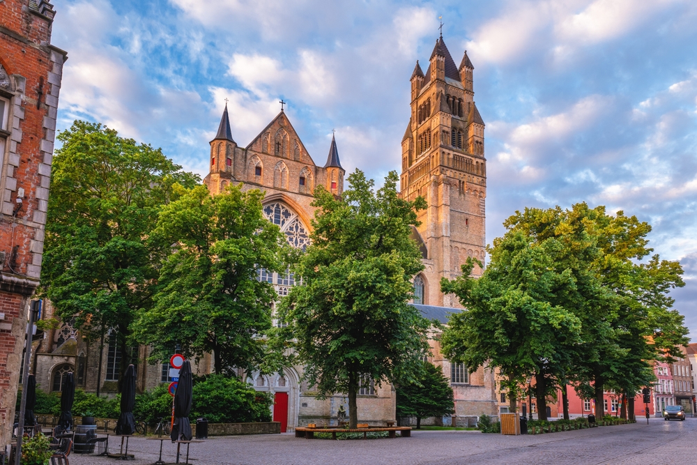 Sint-Salvatorskathedraal mellom 't Zand og Markt i Brugge