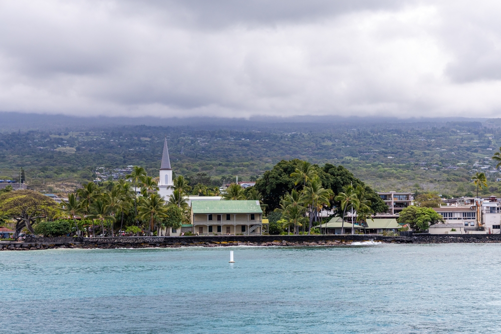 Sjøfronten i Kailua-Kona med palmer og kirke