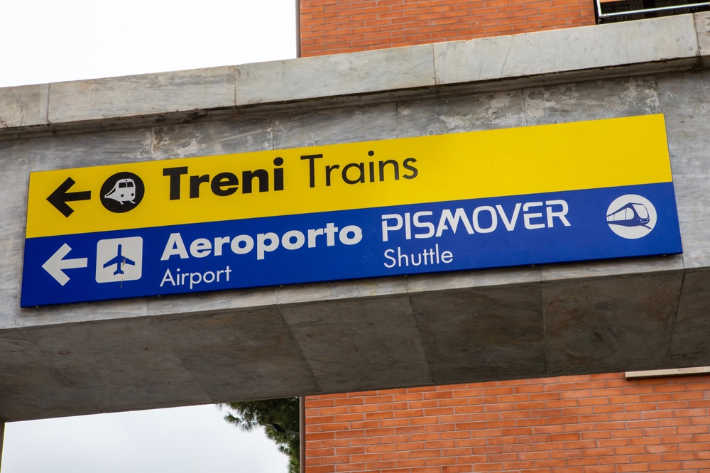 Fra Firenze og Pisa lufthavn til Firenze sentrum - transportguide 3 Skilt på Pisa Centrale mot togene, flyplassen og skyttelbanen