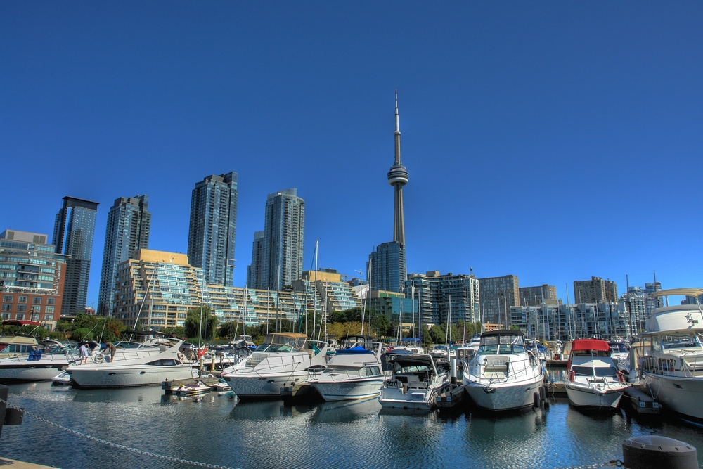 Småbåthavnen Marina Quay West ved Queens Quay på Harbourfront i Toronto med CN Tower i bakgrunnen