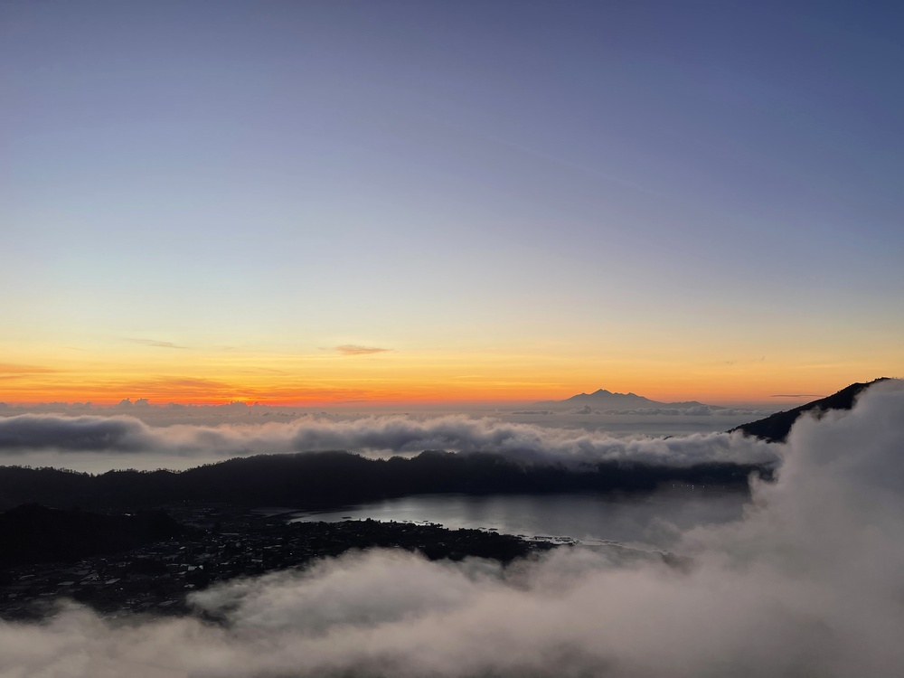 Severdigheter på Bali: De 17 beste tingene å se og gjøre 6 Soloppgang fra Mount Batur med Batur-sjøen og Mount Agung