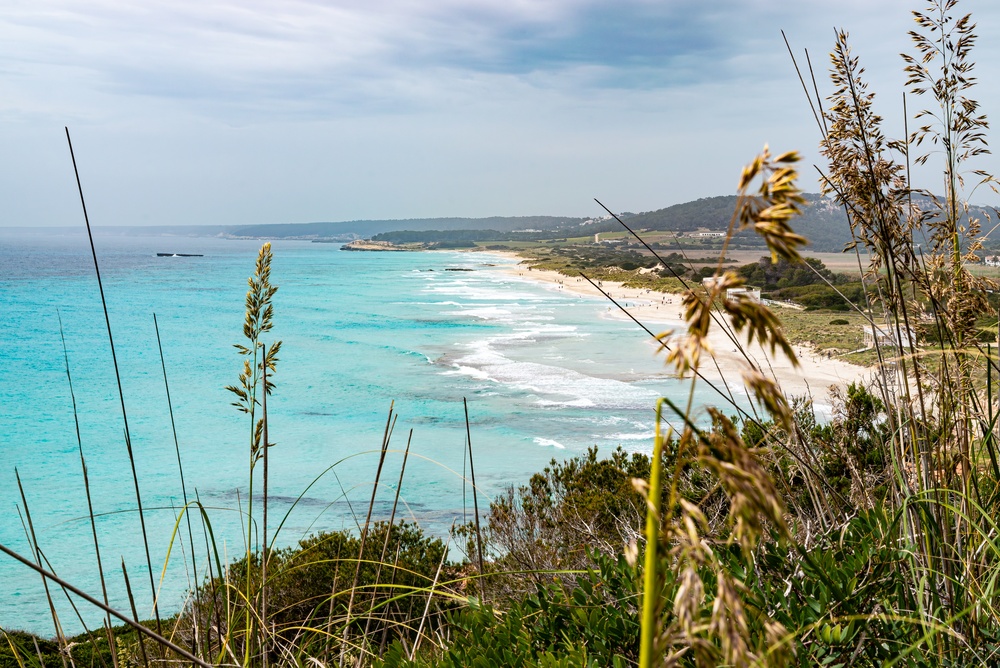 Hvor bør man bo på Menorca? De 6 beste områdene og hotellene 5 Sandstranden i Son Bou på Menorca