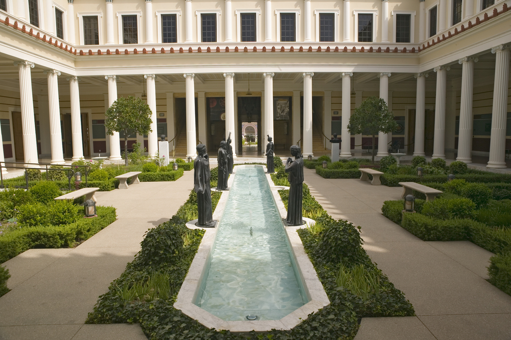 Severdigheter i Los Angeles: de 19 beste tingene å se og gjøre 14 Søylegangen og det lange bassenget ved Getty Villa i Pacific Palisades