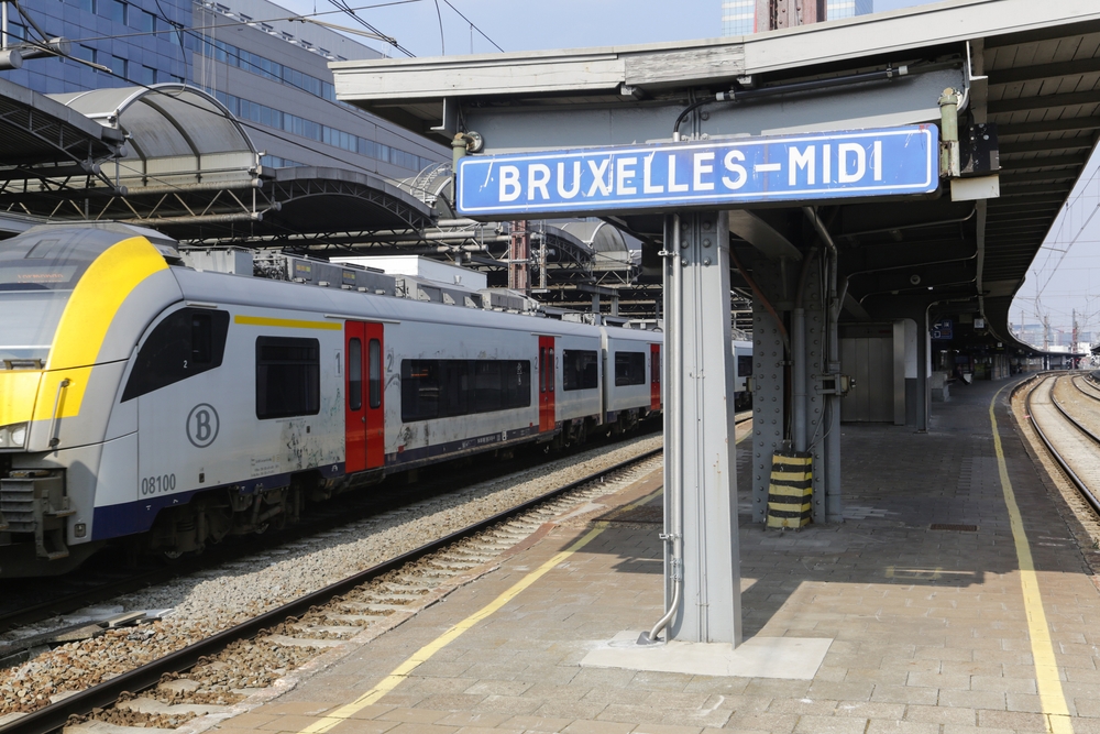 Fra Brussel lufthavn og Charleroi til sentrum - transportguide 6 Spor og tog på stasjonen Bruxelles-Midi i Brussel