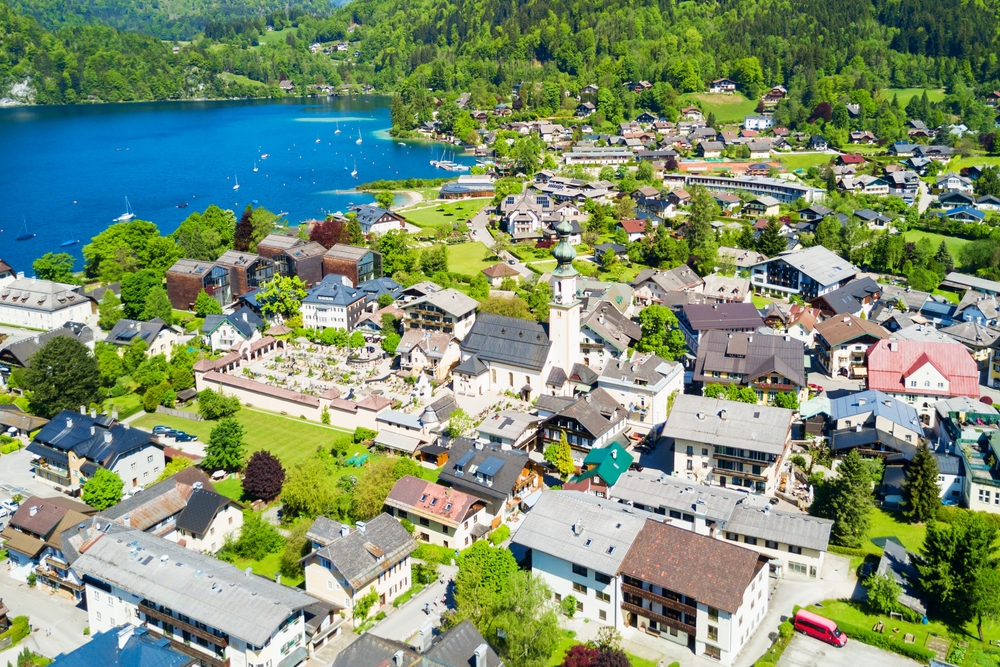 Hvor bør man bo i Salzburg? De 5 beste områdene & gode hoteller 6 St. Gilgen ved Wolfgangsee sett ovenfra