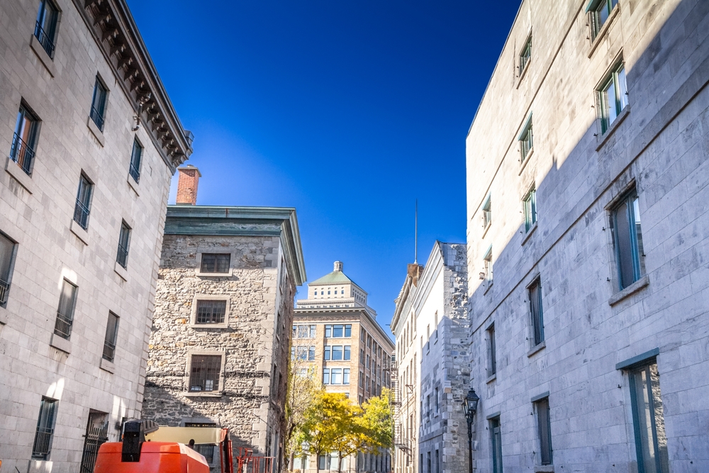 Hvor bør man bo i Montreal? De 5 beste områdene & gode hoteller 2 Steinhus og brosteinsgate i gamlebyen i Montreal