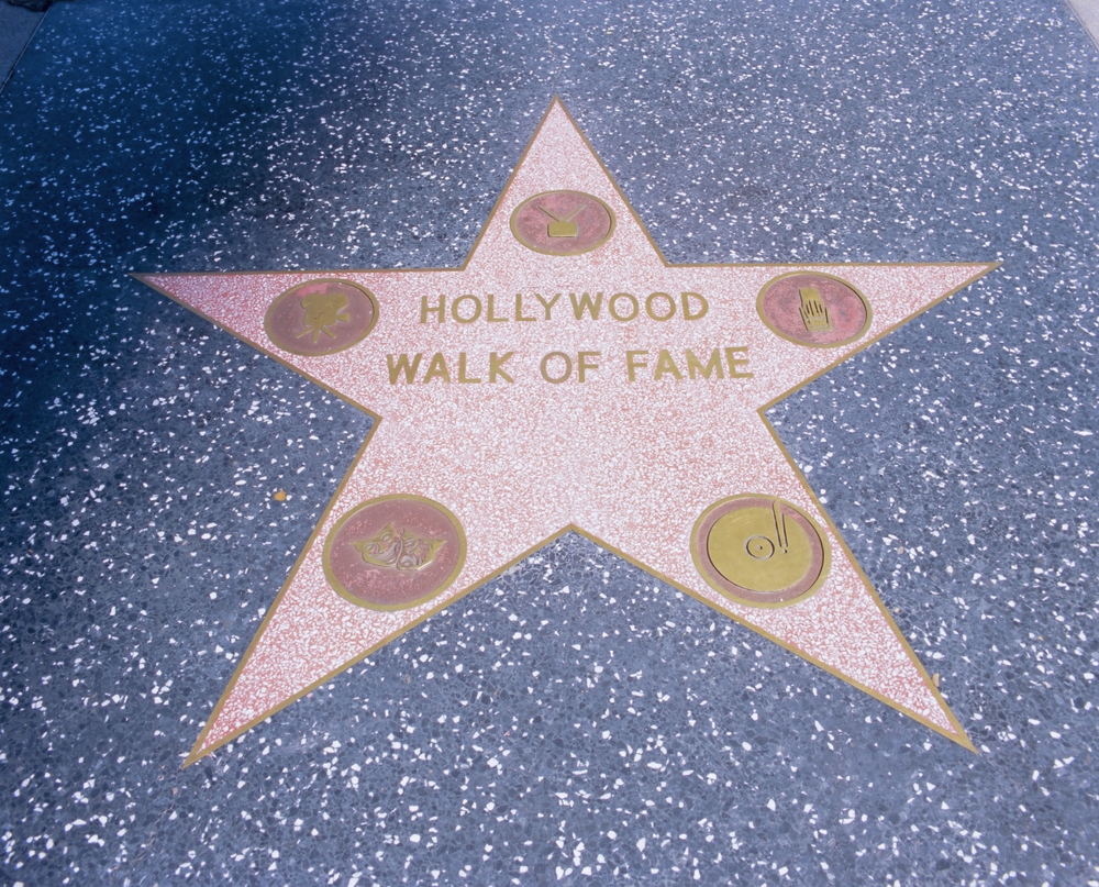 Severdigheter i Los Angeles: de 19 beste tingene å se og gjøre 2 Stjerner på Hollywood Walk of Fame på Hollywood Boulevard i Los Angeles