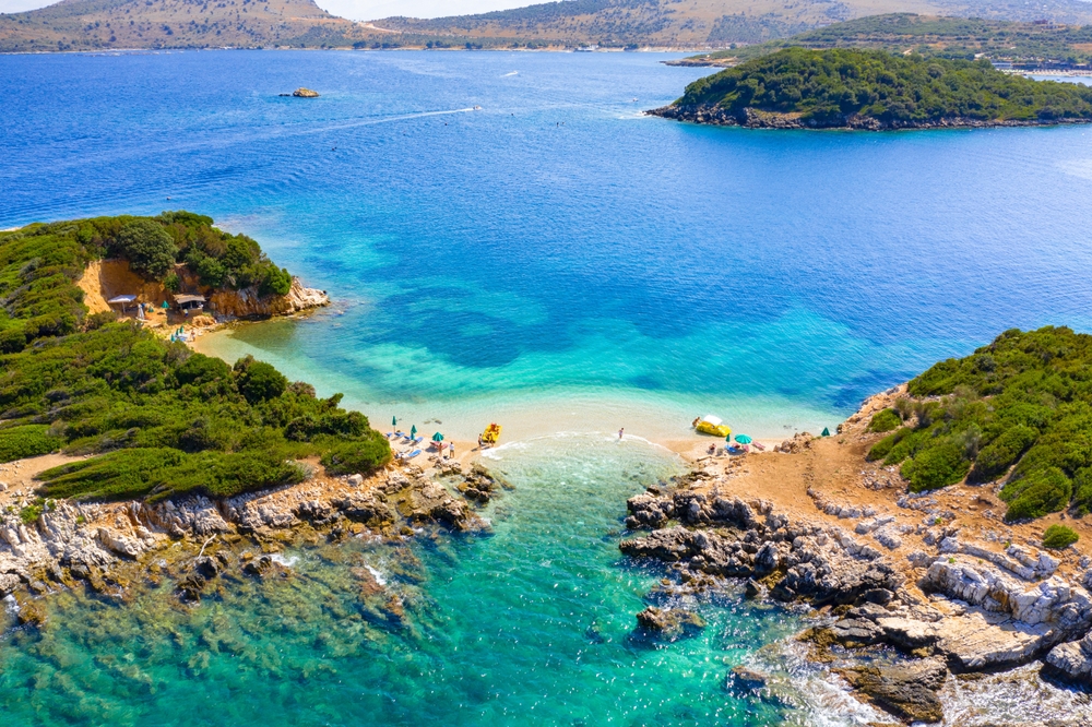 Stranden Bora Bora i Ksamil med de små øyene ute i vannet