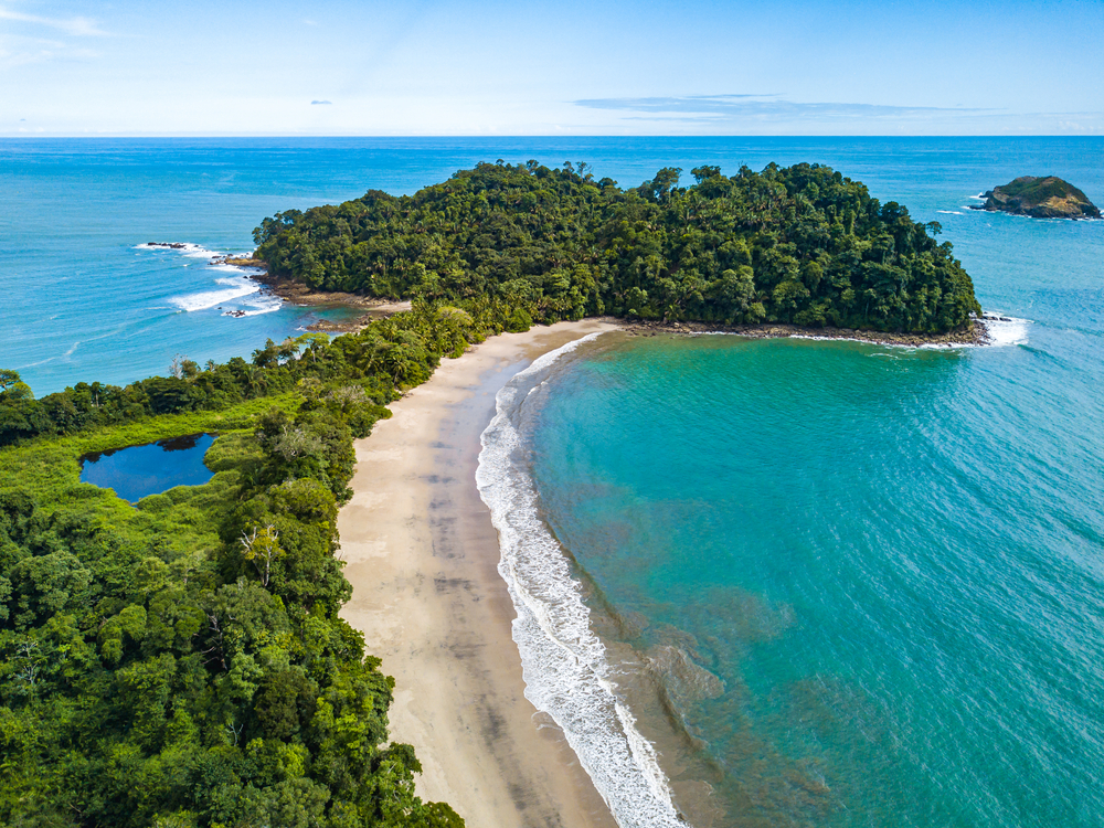 Stranden Playa Manuel Antonio i nasjonalparken sett fra luften
