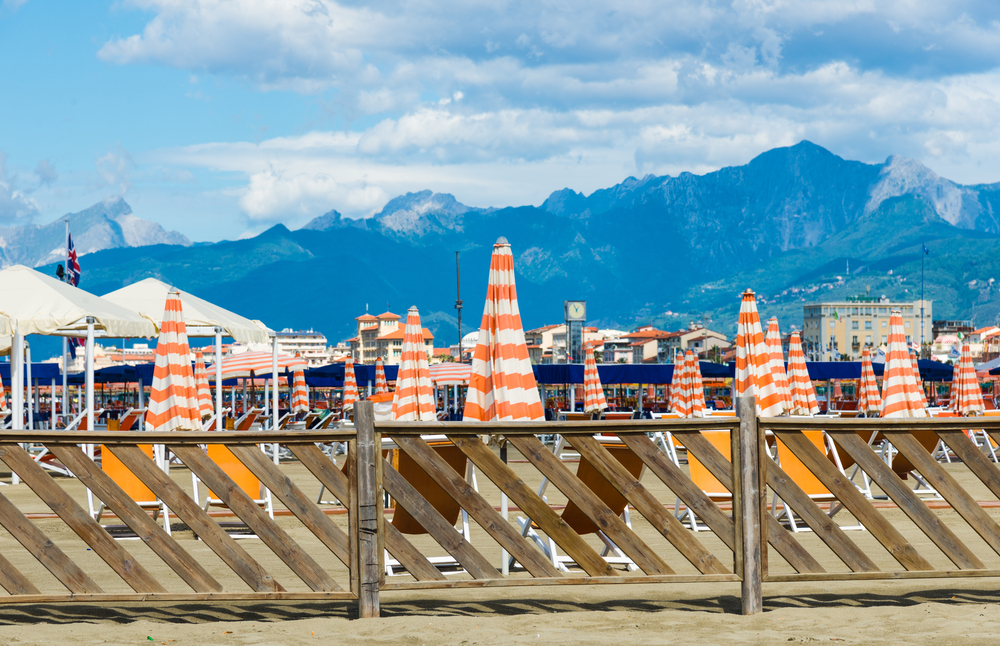 Stranden i Viareggio med fjellkjeden Alpi Apuane i bakgrunnen