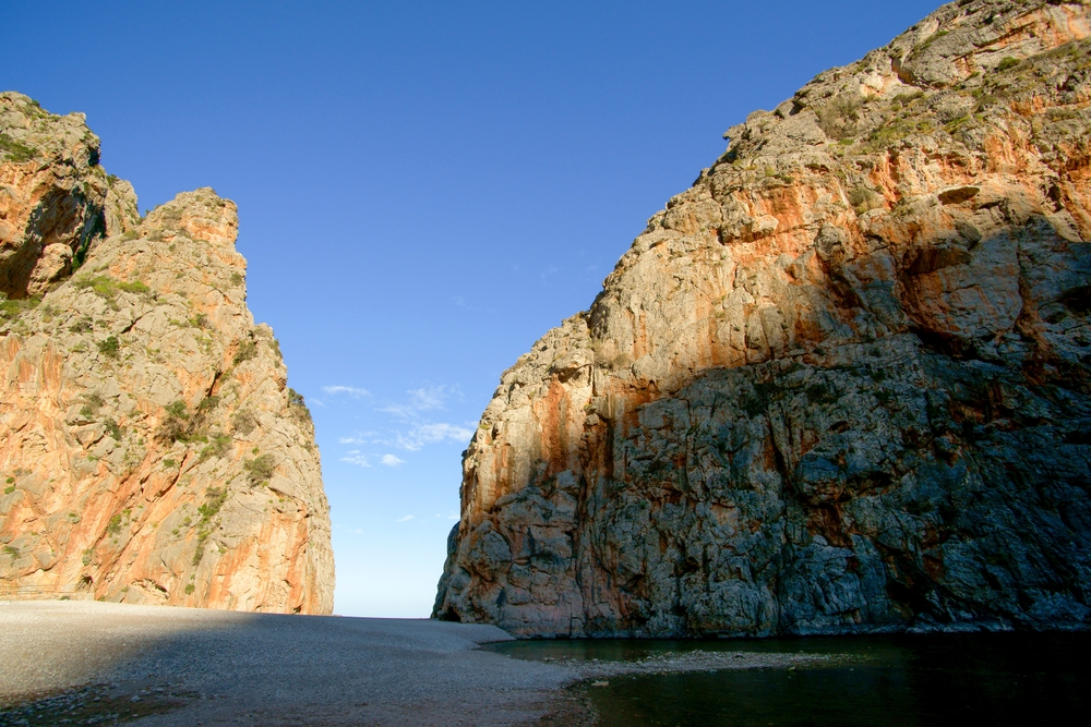Severdigheter på Mallorca: de 17 beste tingene å se og gjøre 11 Stranden ved Torrent de Pareis i Sa Calobra på Mallorca
