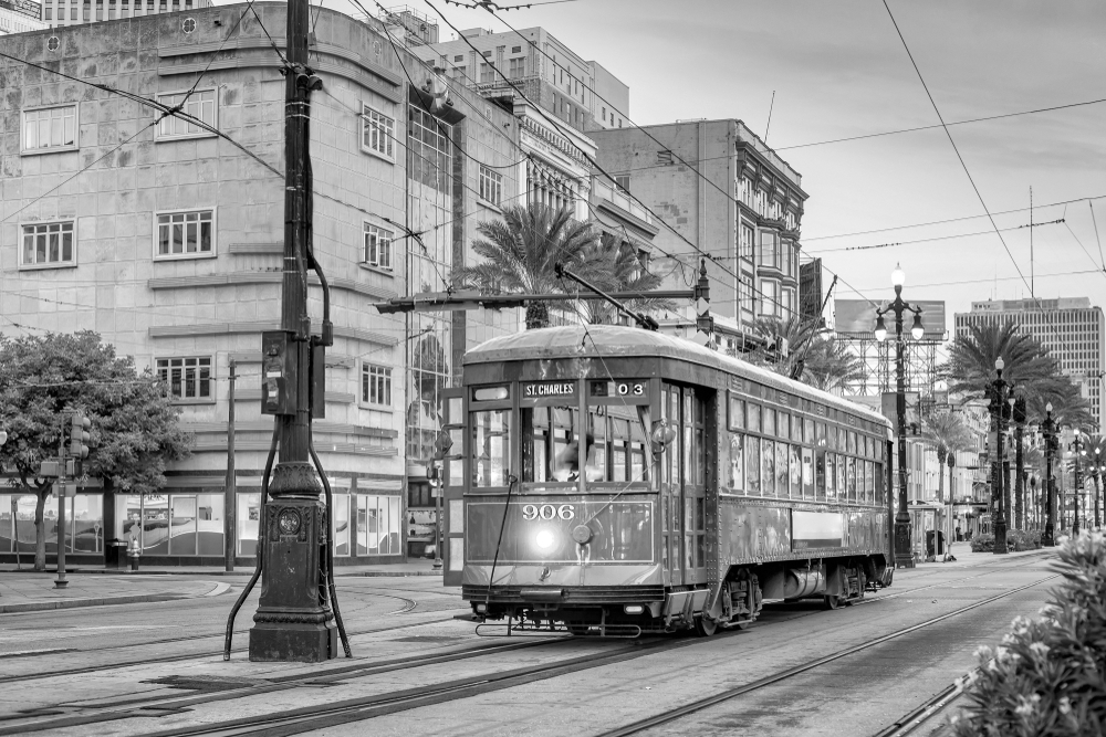 Hvor bør man bo i New Orleans? De 5 beste områdene & gode hoteller 3 Streetcar i sentrum av New Orleans i skumringen