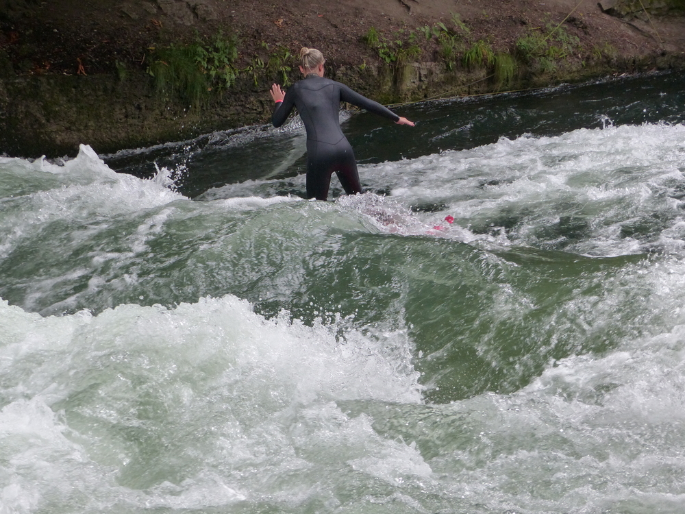 Severdigheter i München: de 18 beste tingene å se og gjøre 5 Surfer på Eisbach-bølgen ved Englischer Garten i München