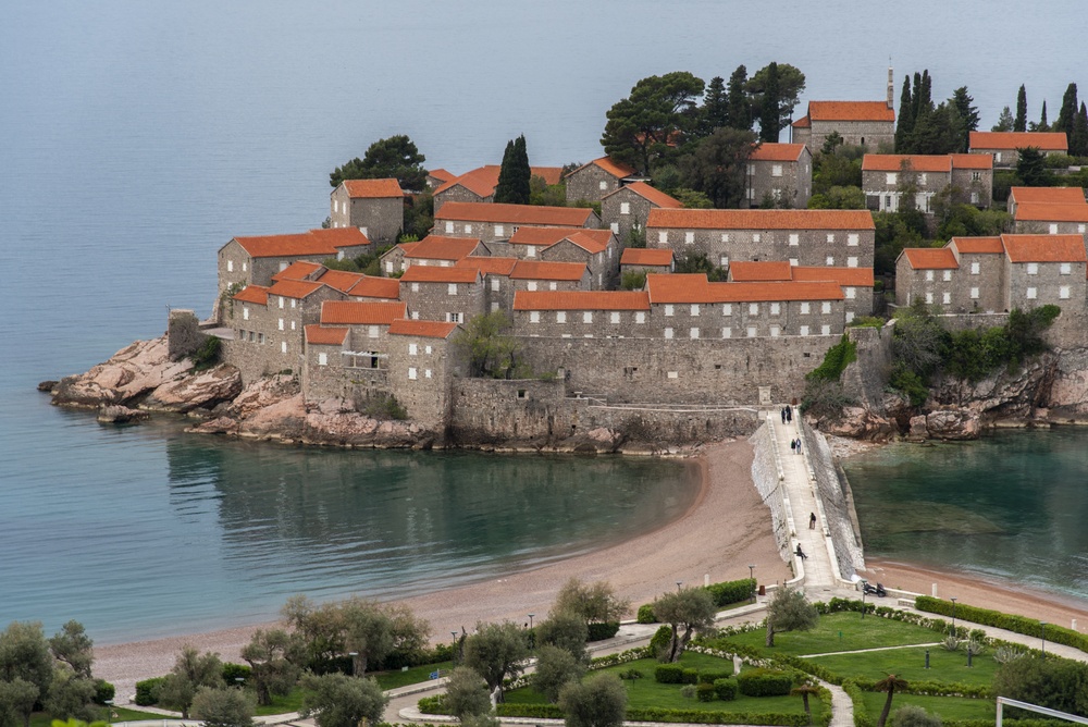 Flyfoto av øya Sveti Stefan og de røde takene