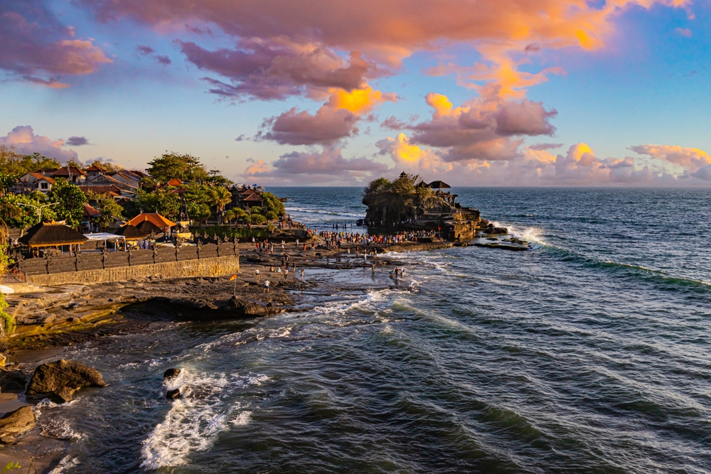 Fra Bali lufthavn til Seminyak, Canggu og Ubud - transportguide 10 Tempelet Tanah Lot på Bali ved solnedgang