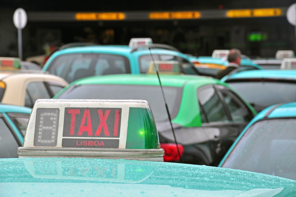 Fra Lisboa lufthavn til sentrum - metro, buss og taxi 2 Drosjer i kø ved Lisboa lufthavn