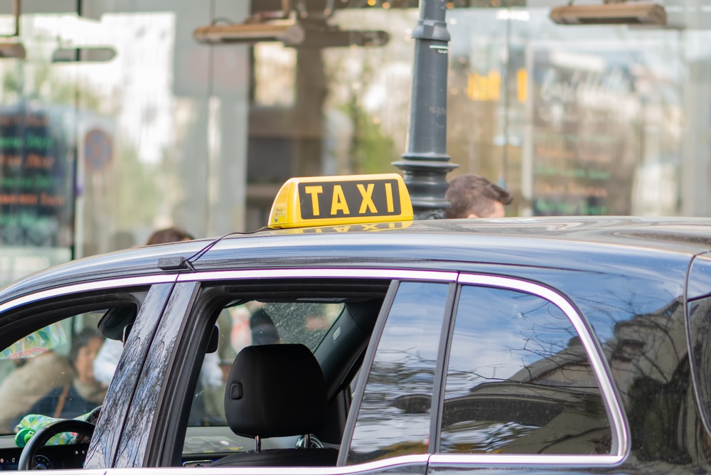 Taxi med gult taxiskilt i en gate i Wien