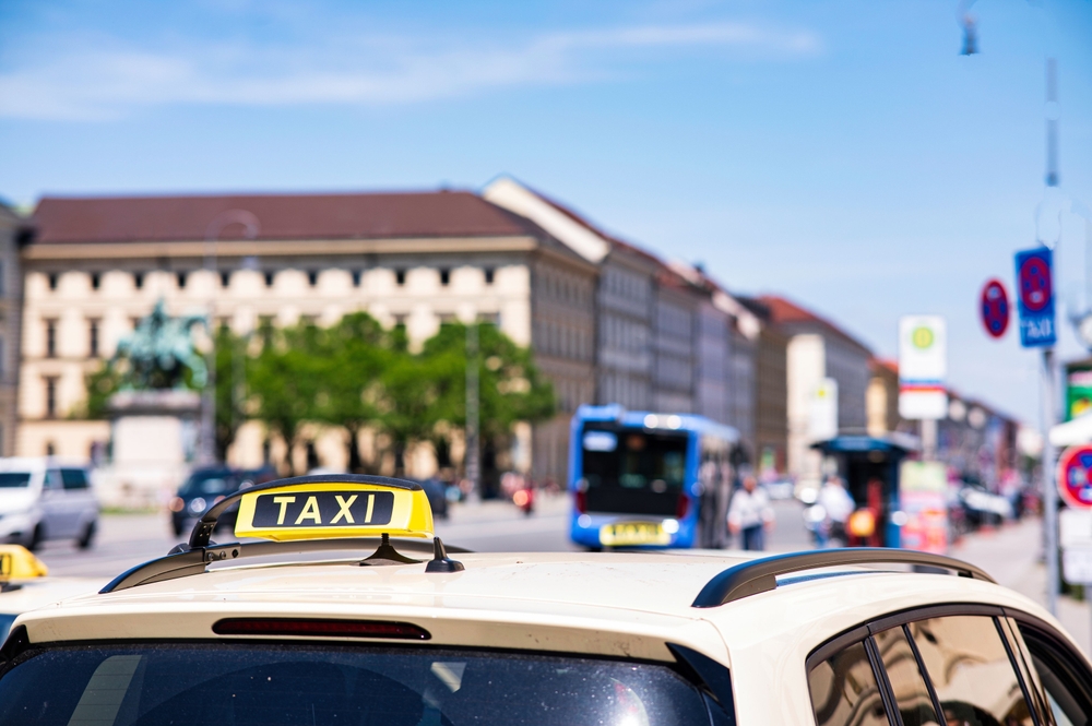 Fra München lufthavn til sentrum - transportguide 3 Taxiskilt på en bil i München