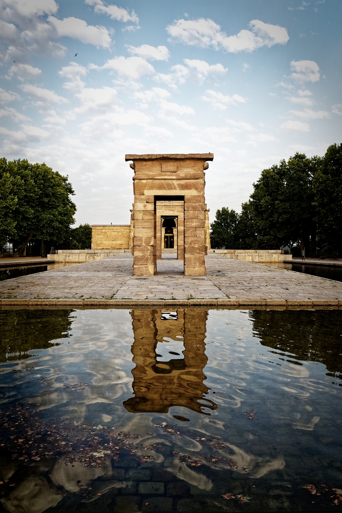 Templo de Debod i Madrid som speiler seg i bassenget