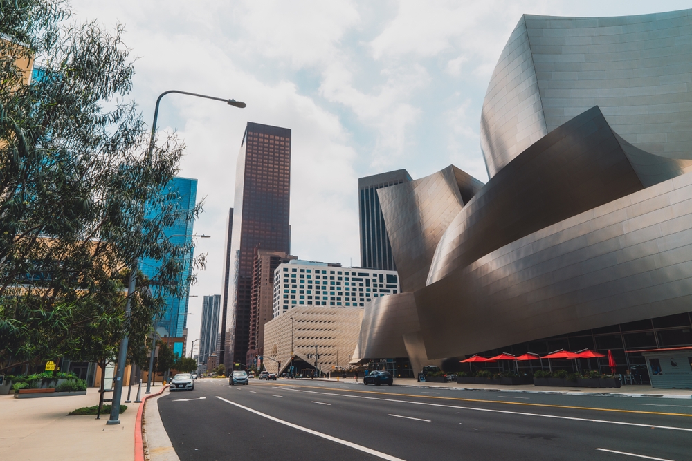 Severdigheter i Los Angeles: de 19 beste tingene å se og gjøre 10 The Broad og Walt Disney Concert Hall i Grand Avenue i Downtown Los Angeles