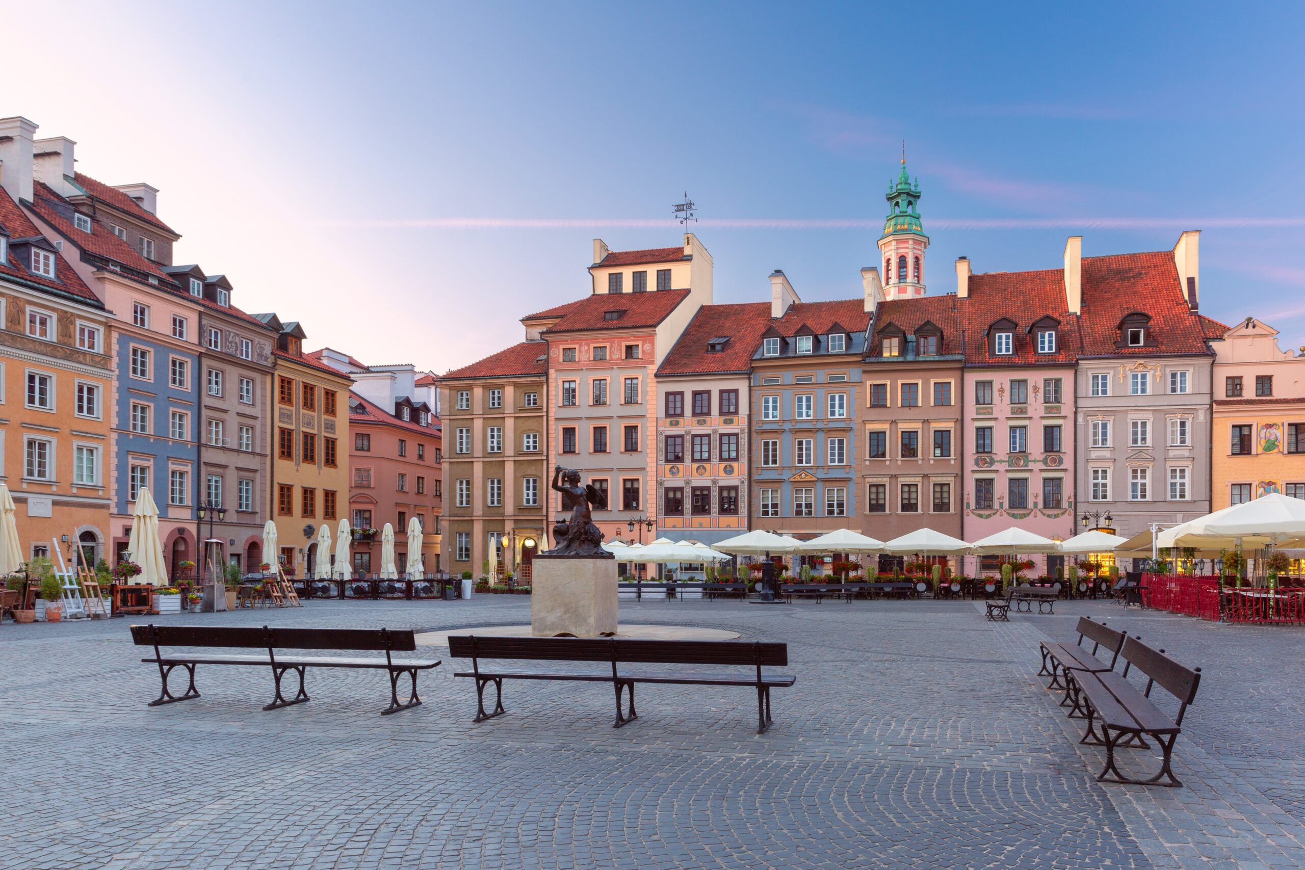 Hvor bør man bo i Warszawa? De 6 beste områdene & gode hoteller 2 Torget i Gamlebyen i Warszawa med fargerike hus tidlig om morgenen