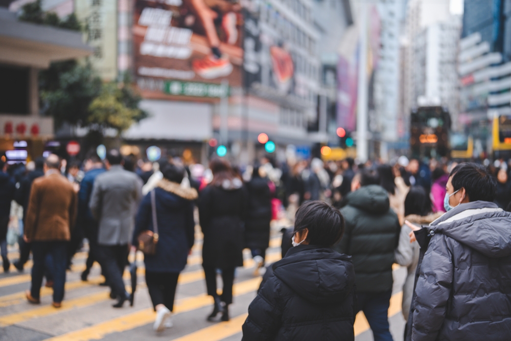 Travle gater i shoppingområdet Causeway Bay i Hongkong