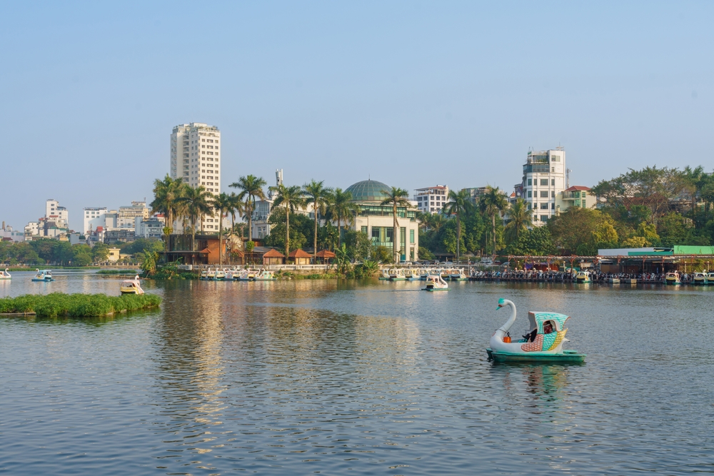 Hvor bør man bo i Hanoi? De 5 beste områdene & gode hoteller 4 Truc Bach-sjøen i Hanoi med byens hus langs bredden
