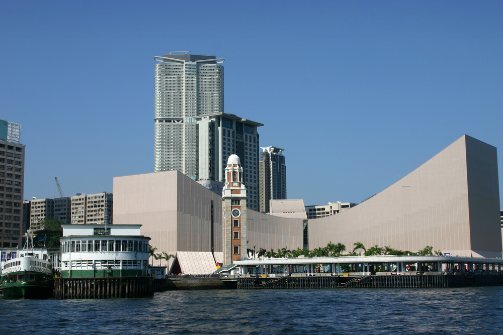 Tsim Sha Tsui sett fra Victoria Harbour med klokketårnet og fergeterminalen