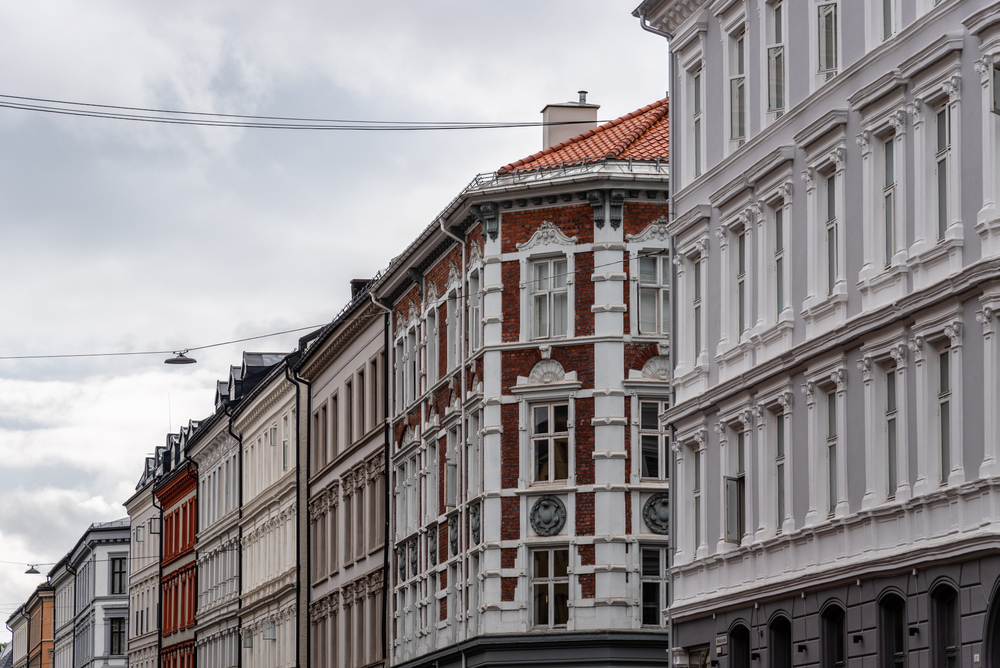 Hvor bør man bo i Oslo? De 5 beste områdene & gode hoteller 5 Typiske bygårder i en gate på Grünerløkka i Oslo