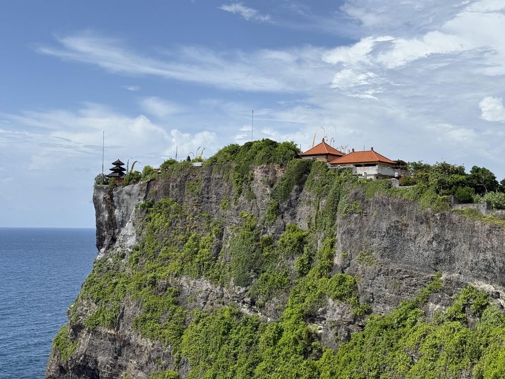 Fra Bali lufthavn til Seminyak, Canggu og Ubud - transportguide 5 Uluwatu-tempelet på klippen over Det indiske hav
