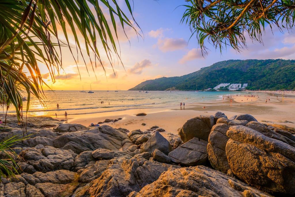 Utsikt over Nai Harn Beach sør på Phuket