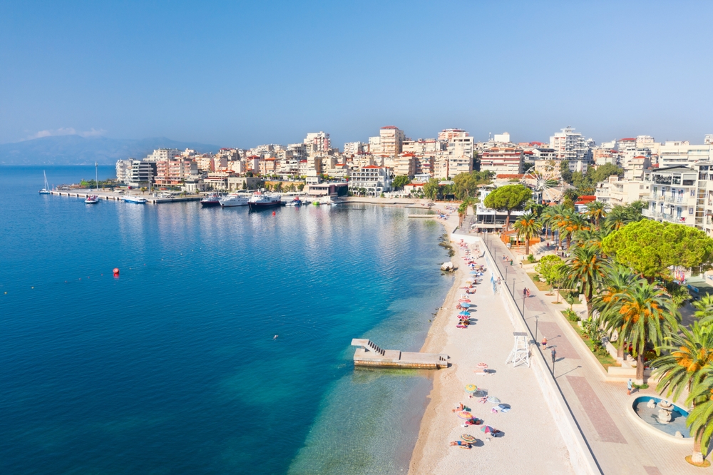 Utsikt over Sarandë med promenaden og havnen