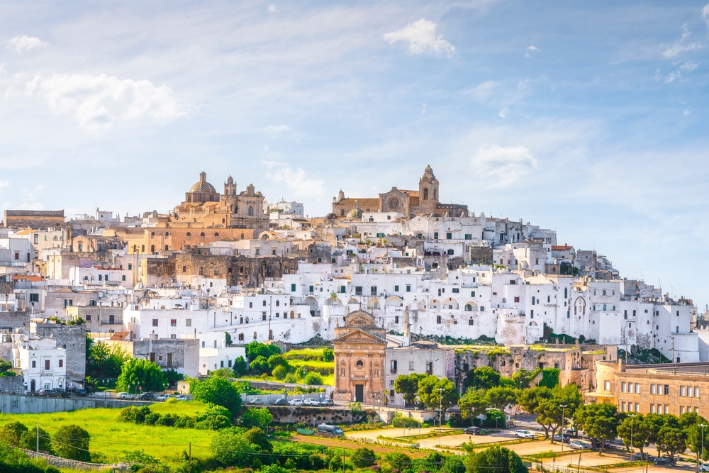 Utsikt over den hvite byen Ostuni i Puglia