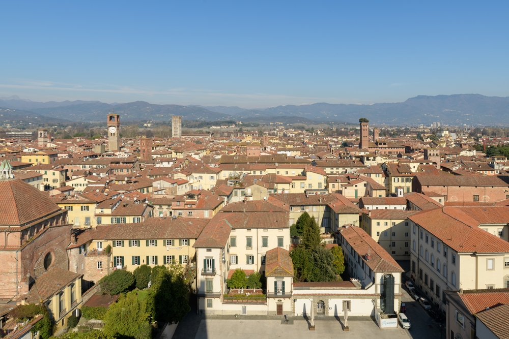 Utsikt over takene i Lucca med tårnet Torre Guinigi