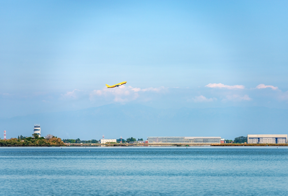 Fly tar av fra Marco Polo lufthavn ved Venezia-lagunen