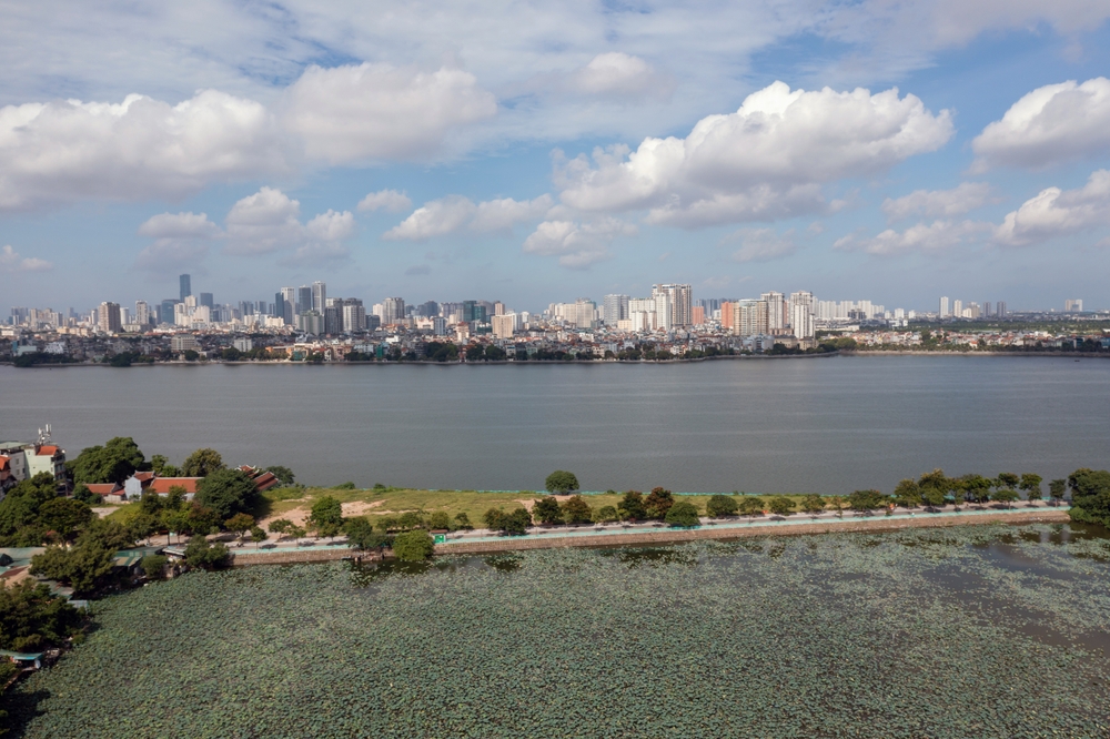 Flyfoto av Vestsjøen og bydelen Tay Ho i Hanoi